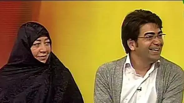 خداحافظی تلخ و گریه دار مهدی مفیدی از مادر فرزاد حسنی بعد از مرگ ناگهانی‌اش/ چه عمه مهربونی داشت+ فیلم