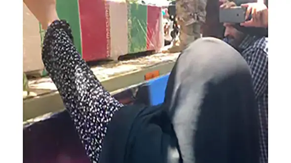 گریه‌های مادر شهید دفاع مقدس برای شهدای حوادث تروریستی + فیلم و عکس