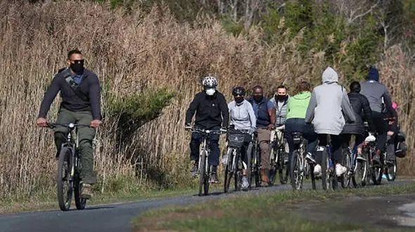 جو بایدن امروز با همسرش دوچرخه سواری کردند + عکس