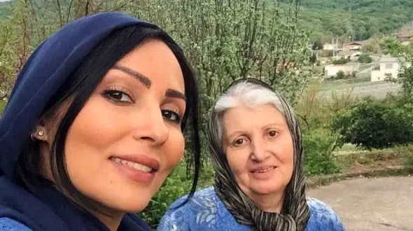 علت بستری شدن مادر پرستو صالحی مشخص شد / کرونا نبود زونا بود + عکس