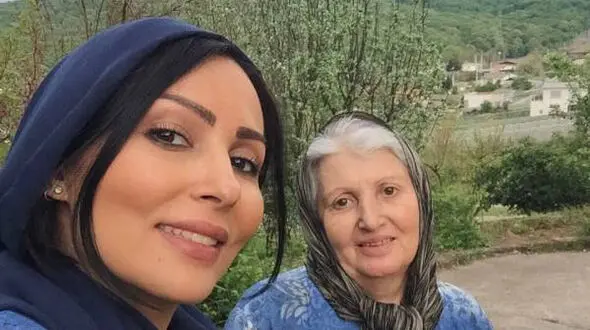 علت بستری شدن مادر پرستو صالحی مشخص شد / کرونا نبود زونا بود + عکس