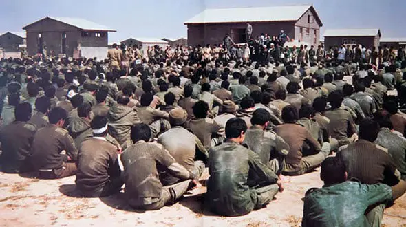 یک مداح را قاچاقی به آسایشگاه خود آوردیم تا دعای کمیل بخواند/ یکی از اسرا در موقع خواندن دعابه مداح گفت اگر تو معصیت‌کاری چرا پای ماراوسط می کشی ؟