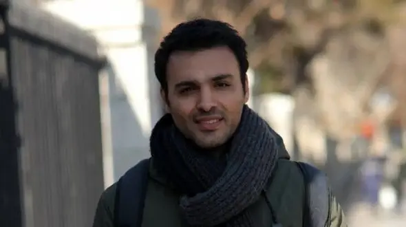 شوخی بانمک سامان صفاری،بازیگر سریال ناریا، با یک مجسمه سنگی