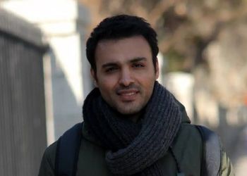 شوخی بانمک سامان صفاری،بازیگر سریال ناریا، با یک مجسمه سنگی
