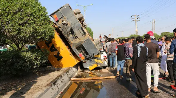فیلم وحشتناک از سقوط جرثقیل روی خودروی مرد اهوازی / تیبا پرس شد 