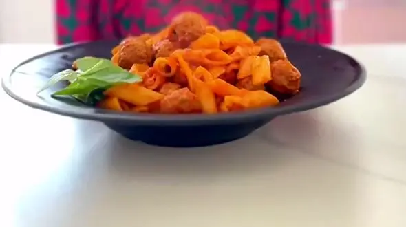 پاستا پنه با سس میتبال اینطور درست می شود + فیلم