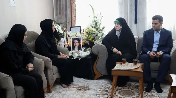 زهرا پزشکیان به دیدار خانواده مرحومه الهه حسین‌نژاد رفت