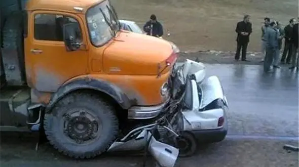 ببینید / ترمز بریدن یک شاسی بلند و تصادف با کامیون پارک شده