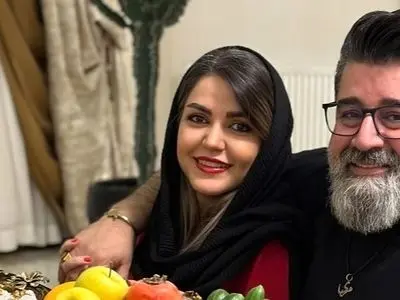 فیلم / نگاهی به چیدمان میز یلدایی مجلل و با اصالت مهدی یغمایی با سلیقه همسرش /  شوخی های یلدایی مهدی یغمایی و  نگار خانوم که  عاشقانه هم نیست ...