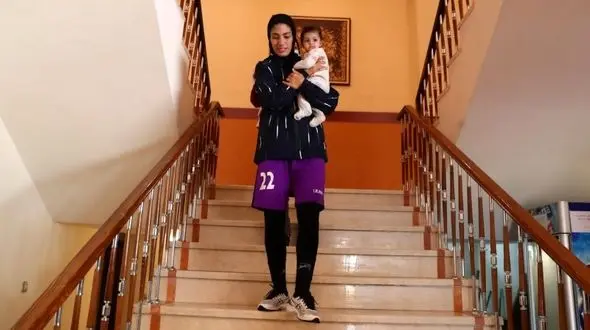 اقدام جالب بانوی فوتبالیست در جریان بازی/انجام وظیفه مادری در مستطیل سبز + عکس