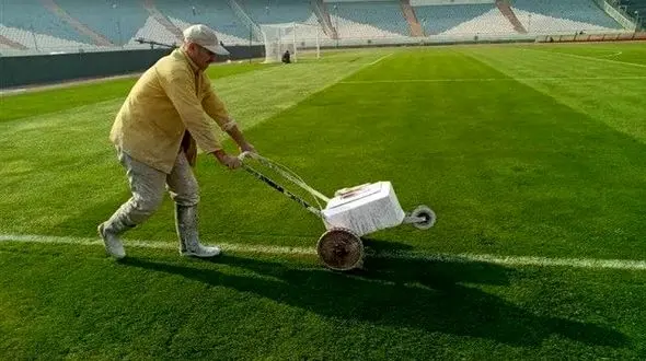 تصاویر غیرقابل باور و آزاردهنده از چمن ورزشگاه آزادی/ جایی برای فوتبال نیست! + عکس