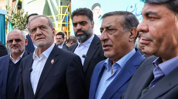 پزشکیان: دشمنان فکر می‌کنند با تحریم از گرسنگی خواهیم مرد‌ / باید به فکر نسل‌های آینده باشیم