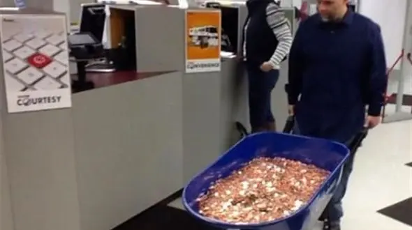 تاجر میلیاردر 3 هزار دلار مالیات را با فرغون پرداخت کرد! +عکس و فیلم 