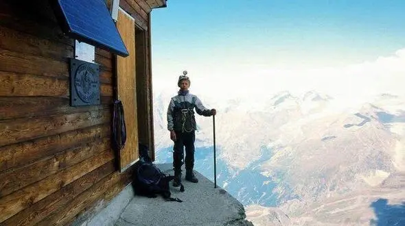 خانه‌ای روی خطرناک‌ترین قله جهان +عکس