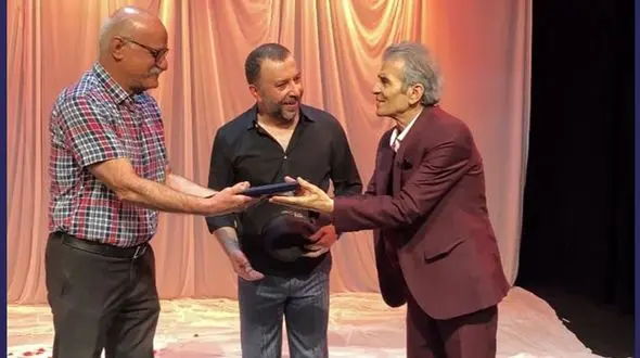 قدردانی از بازیگر پیشکسوت در «لانگ‌شات» / تکریم چند دهه نقش‌آفرینی محمد شیری بر صحنه «لانگ‌شات»