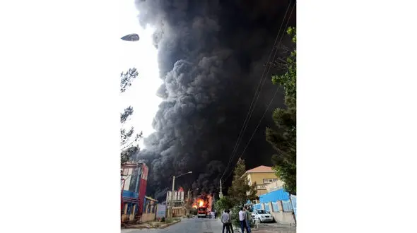 تکمیلی | اولین فیلم از آتش سوزی کارخانه مواد شوینده در شهرک شکوهیه قم + جزئیات