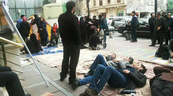 سپرده‌گذاران کاسپین در سعادت آباد "چادر" زدند