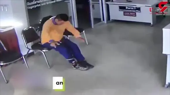 حمله مار به یک مرد در اداره پلیس+فیلم