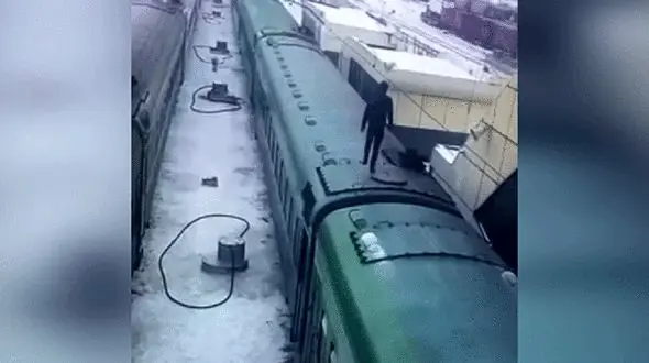 برق گرفتگی کارگر ۲۸ ساله در ایستگاه راه آهن + فیلم