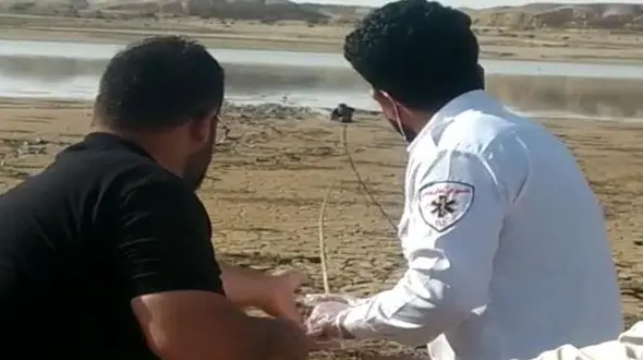 نجات جوان 28 ساله از باتلاق در زابل + عکس