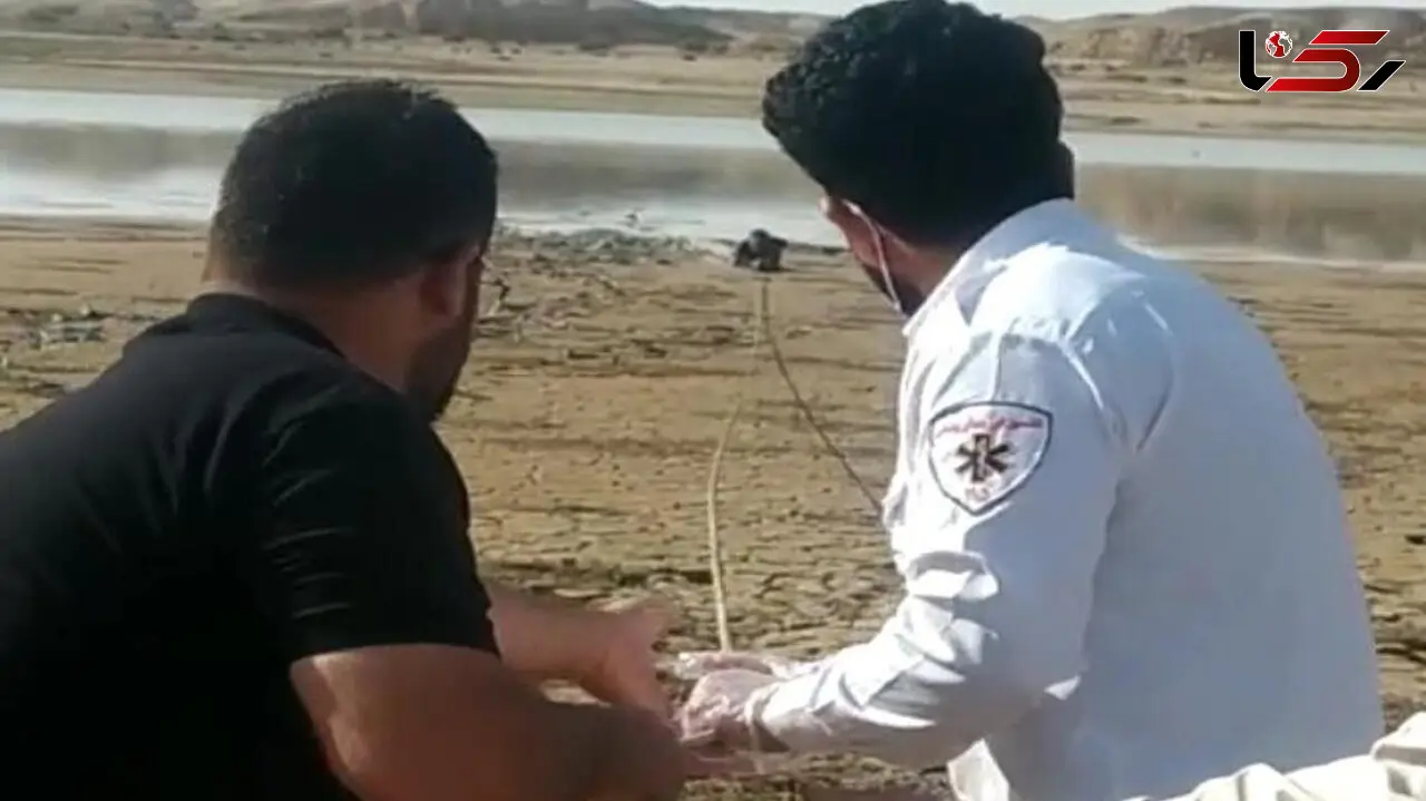 نجات جوان 28 ساله از باتلاق در زابل + عکس