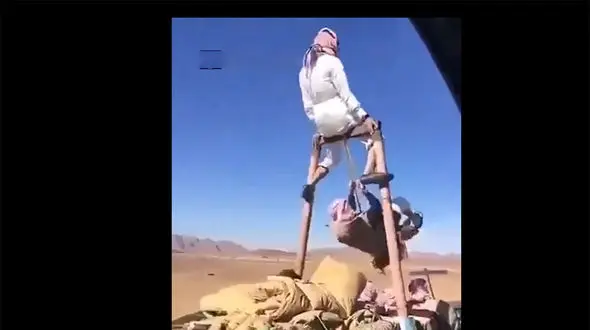 ببینید / تاب‌ بازی یک اماراتی روی ماشین در حال حرکت در وسط جاده! + فیلم نفسگیر