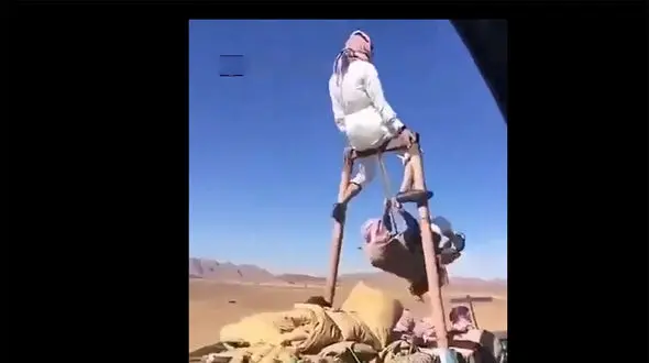 ببینید / تاب‌ بازی یک اماراتی روی ماشین در حال حرکت در وسط جاده! + فیلم نفسگیر