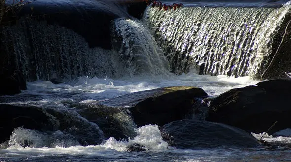 مقاومت دیدنی خودروی جیپ در برابر رودخانه + فیلم