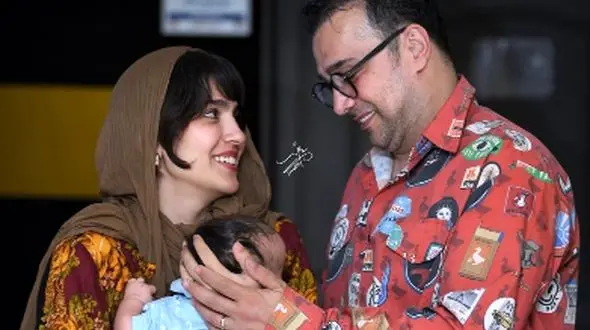 فیلم / مونا کرمی، بچه بغل با سپند و کمند  رفت واسه کارهای زیبایی بعد زایمان/لکه های روی گردنم عوارض زایمانه عین خط های روی شکمم .../ عروس و خواهر شوهر همیشه در صحنه ...