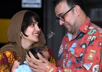 فیلم / مونا کرمی، بچه بغل با سپند و کمند  رفت واسه کارهای زیبایی بعد زایمان/لکه های روی گردنم عوارض زایمانه عین خط های روی شکمم .../ عروس و خواهر شوهر همیشه در صحنه ...