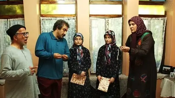  تغییر چهره جذاب سارا و نیکا بعد 10 سال ! / چهره هایشان زنانه شد ! + عکس های وسط دریای خواهران دوقلوی سریال پایتخت !