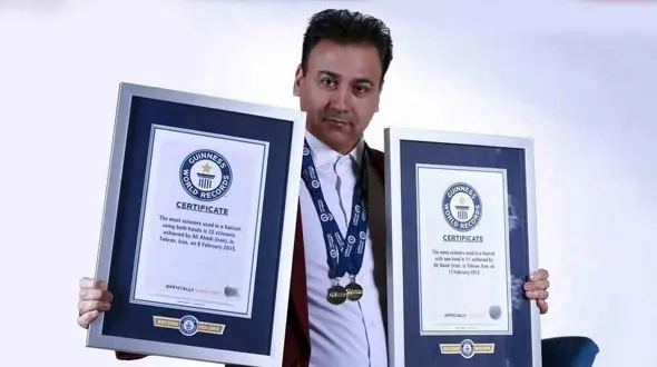 رکورد گینس در دستان علی عابدی مرد ایرانی / اصلاح موی سر با 24 قیچی در عصر جدید + فیلم و عکس