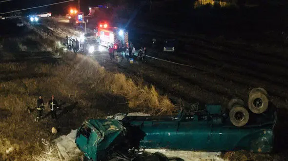 تصادف زنجیره ای در بهشهر / 7 خودرو له شدند + عکس