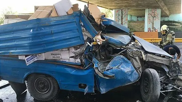 حادثه ای تلخ در تهران / برخورد شدید وانت نیسان با تیر چراغ برق