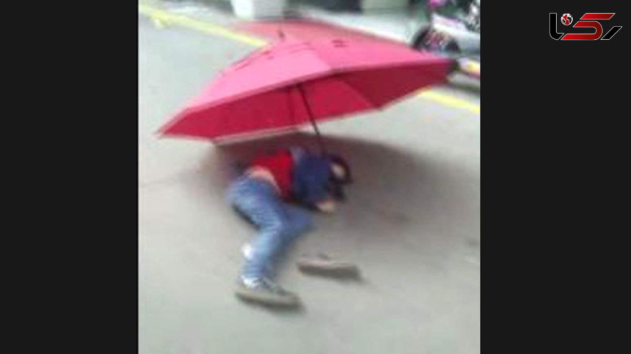 اقدام هولناک کودک 6 ساله /  او با یک چتر از بالکن طبقه پنجم پرید ! + عکس