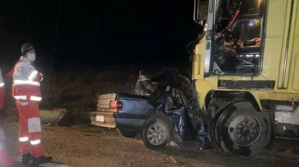 اولین تصویر از له شدن پژو زیر چرخ های تریلی / 4 فوتی و مصدوم بر جای ماند