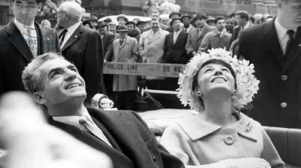 عکس / سفر در زمان / فرح دیبا درحال قهقهه زدن در میان جمع و نگاه شاه پهلوی