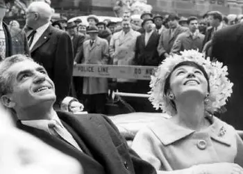 عکس / سفر در زمان / فرح دیبا درحال قهقهه زدن در میان جمع و نگاه شاه پهلوی