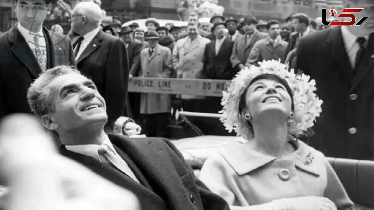 عکس / سفر در زمان / فرح دیبا درحال قهقهه زدن در میان جمع و نگاه شاه پهلوی