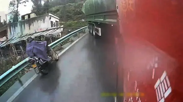 وقوع حوادث پی در پی در جاده به دلیل قیچی کردن تریلی در حال حرکت + فیلم