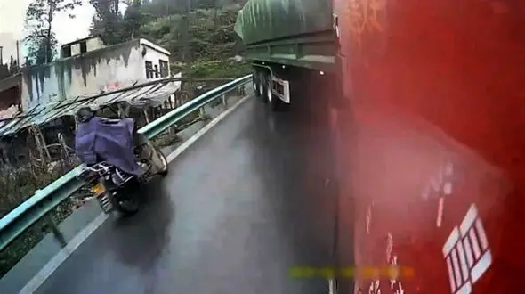 وقوع حوادث پی در پی در جاده به دلیل قیچی کردن تریلی در حال حرکت + فیلم