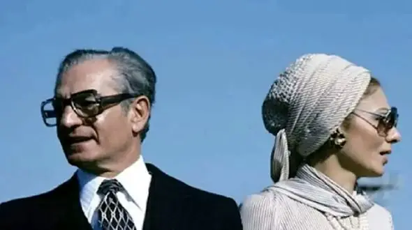 عکس سفر در زمان /  فرح دیبا  و محمدرضا پهلوی در حال جیغ و داد بین درختان کاخ نیاوران / سال 1340