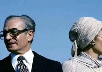 عکس سفر در زمان /  فرح دیبا  و محمدرضا پهلوی در حال جیغ و داد بین درختان کاخ نیاوران / سال 1340