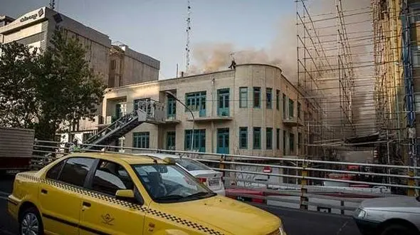 آتش‌ سوزی ساختمان قدیمی در خیابان انقلاب تهران +عکس