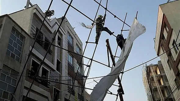 ببینید / کارگر باهوش خود را از کام مرگ نجات داد + فیلم وحشتناک