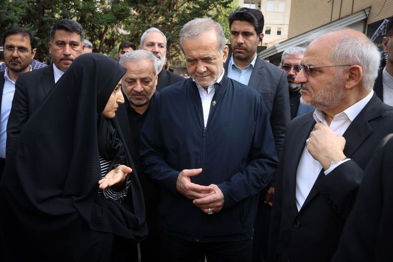 	تشییع پیکر «ناصر قفلی» خیر مدرسه ساز با حضور رییس جمهور	