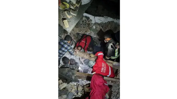 نجات خانواده ۳ نفره از زیر آوار در روستای ایزی سبزوار