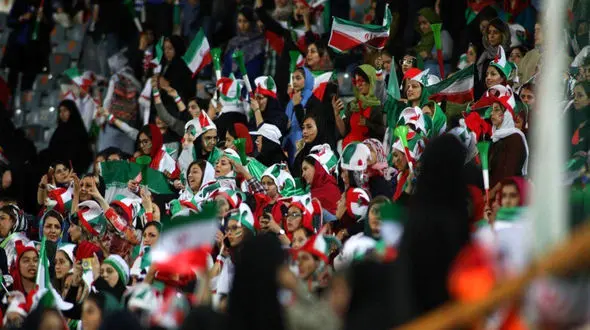 شادی بانوان حاضر در ورزشگاه آزادی + فیلم