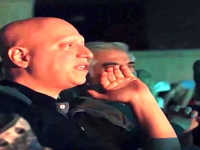 فیلم آواز احساسی و جگرسوز /  بغض مرد سرطانی تو کنسرت آرش با این آهنگ شکست /  دل سنگم آب میشه
