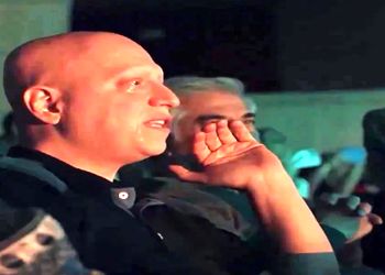 فیلم آواز احساسی و جگرسوز /  بغض مرد سرطانی تو کنسرت آرش با این آهنگ شکست /  دل سنگم آب میشه